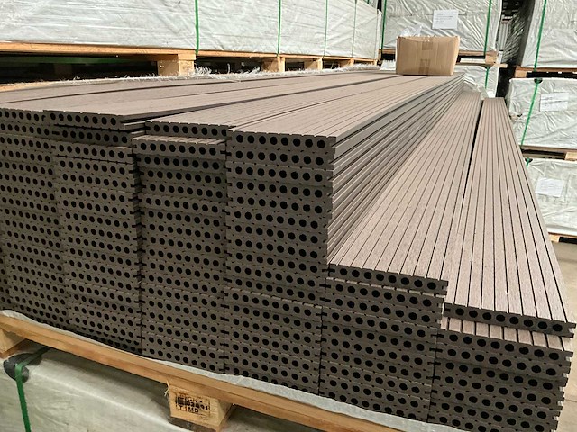 152x composiet vlonderplank bruin 400x14,5x2,1 cm met montageclips - afbeelding 1 van  3