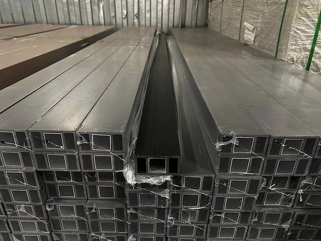 154x zwarte composiet lamellen / composiet roomdivider - 300 cm lang - afbeelding 2 van  5