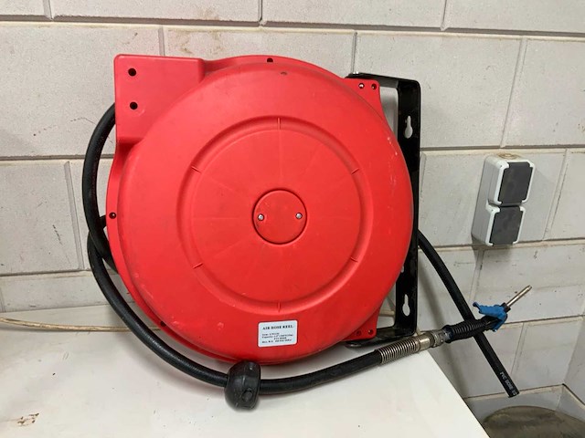 15m pneumatische slangenhaspel met spuitpistool - afbeelding 1 van  2