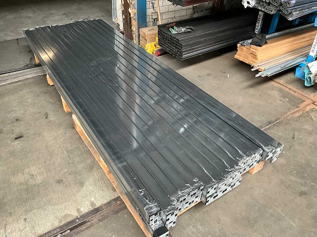 15x triple rhombus zwart composiet schutting inclusief tuinpalen (28,1 mtr) - afbeelding 5 van  6