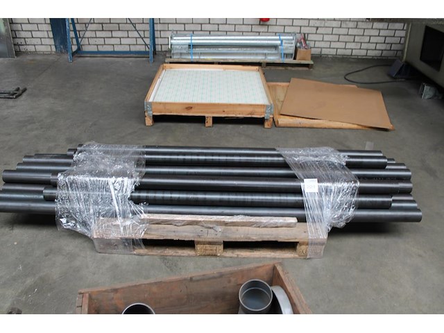 16 stalen pijpen op pallet met 10x lengte 235 cm en 6x 180 cm. doorsnede 75 mm. - afbeelding 1 van  3