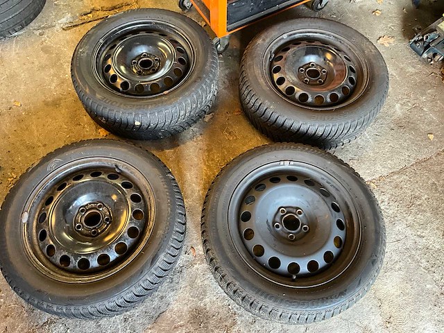 16” stalen velgenset 5x95 - bridgestone 205/55r16 winterbanden - afbeelding 1 van  3
