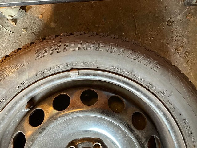 16” stalen velgenset 5x95 - bridgestone 205/55r16 winterbanden - afbeelding 2 van  3