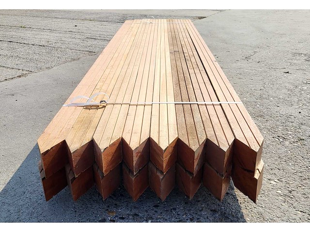 16 x kapur palen 90 x 90mm met punt , lengte 305cm - afbeelding 1 van  4