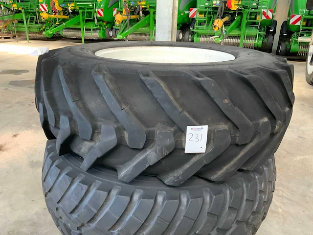 16.9r28 banden met velg - afbeelding 4 van  8