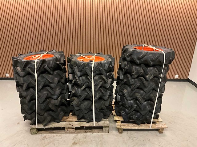 16x 8-16 minitractor band met velg - afbeelding 1 van  6