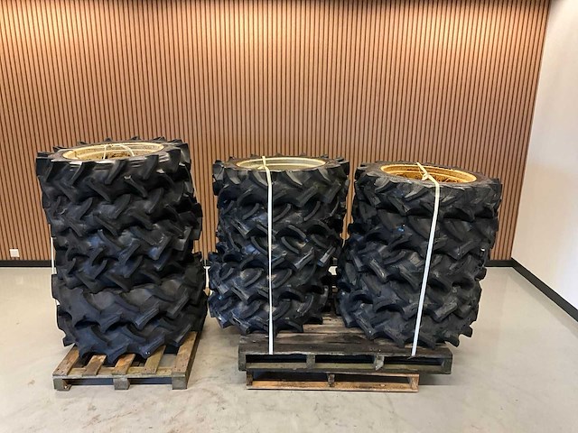 16x 8.3-22 minitractor band met velg - afbeelding 2 van  8