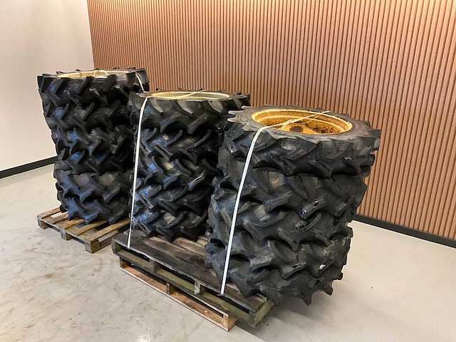 16x 8.3-22 minitractor band met velg - afbeelding 3 van  8