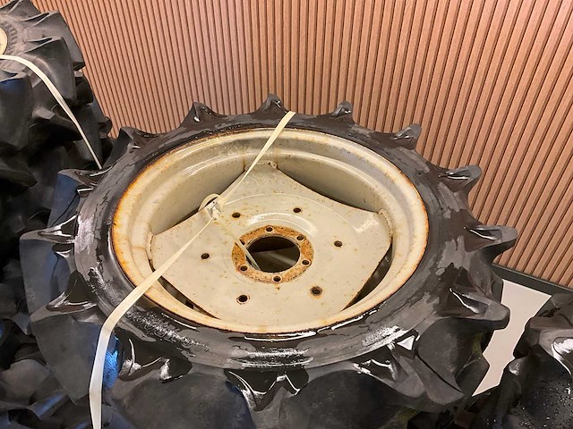 16x 8.3-22 minitractor band met velg - afbeelding 4 van  8