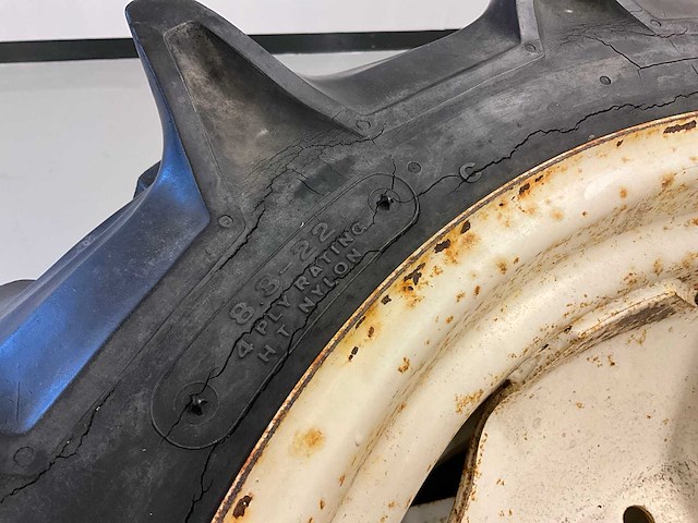 16x 8.3-22 minitractor band met velg - afbeelding 5 van  8