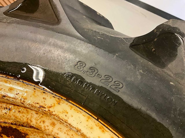 16x 8.3-22 minitractor band met velg - afbeelding 8 van  8
