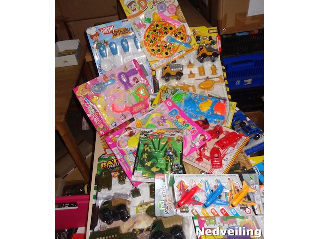 16x divers speelgoed op kaart - afbeelding 1 van  3