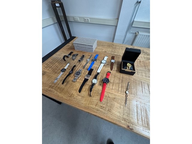 16x horloge o.a: boss, diesel - afbeelding 1 van  17