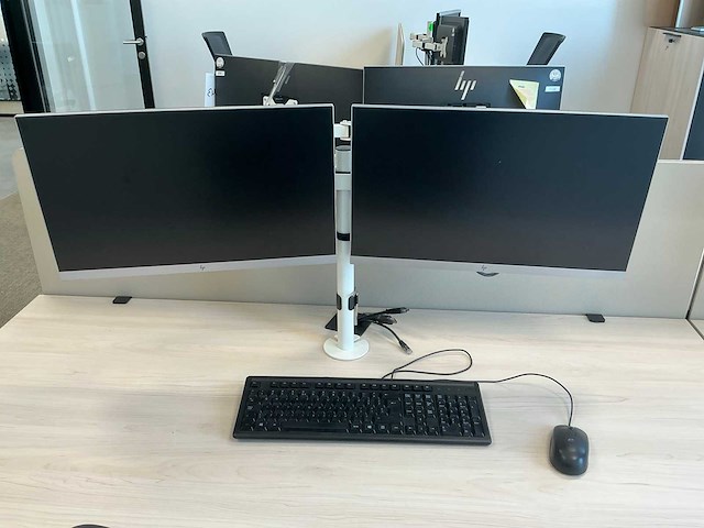 16x hp monitor met 8 dockingstations - afbeelding 14 van  15