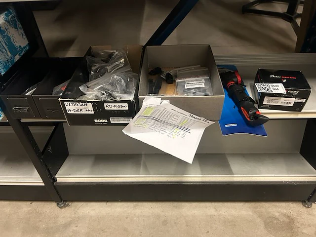 16x racefiets onderdelen en accessoires w.o. shimano, sram en vittoria - afbeelding 1 van  8