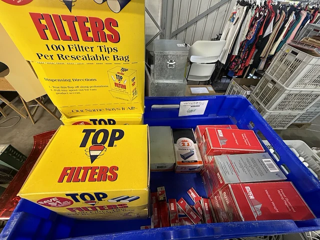 17 dozen sigaretten papier, filters, rolmachine - afbeelding 1 van  3