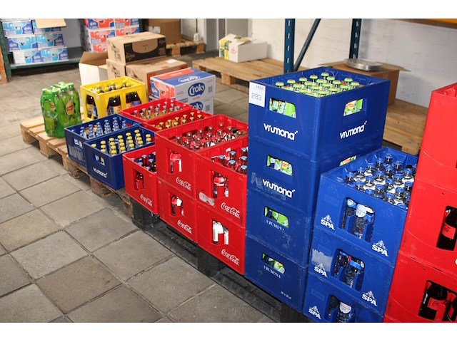 17 kratten met diverse frisranken w.o. lipton, chaudfontaine, fanta eb rivella. - afbeelding 1 van  5