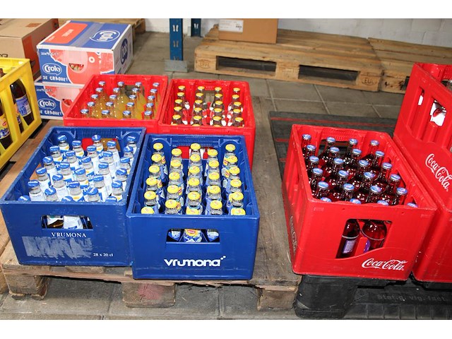 17 kratten met diverse frisranken w.o. lipton, chaudfontaine, fanta eb rivella. - afbeelding 4 van  5