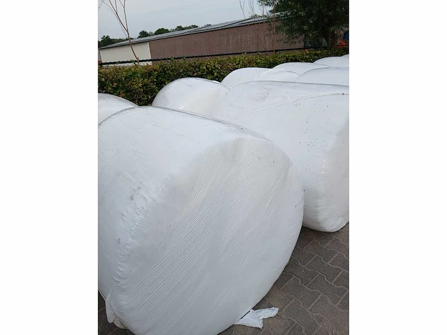 17 maisbalen – ca. 825 kg per baal – totaal ca. 14.025 kg - afbeelding 1 van  7