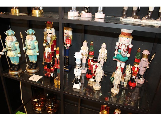 17 notenkrakkers op schap in diverse maten en uitvoeringen. - afbeelding 1 van  4