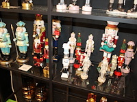 17 notenkrakkers op schap in diverse maten en uitvoeringen. - afbeelding 1 van  4