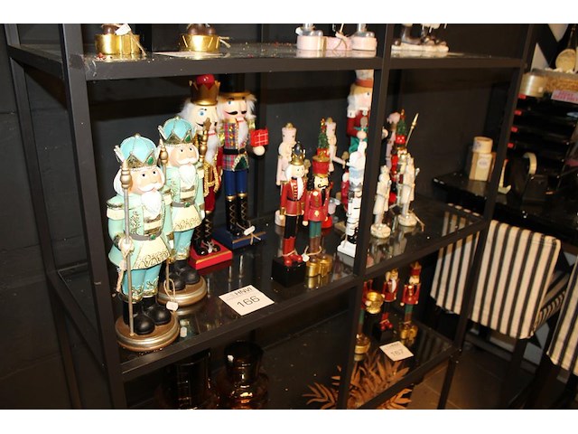 17 notenkrakkers op schap in diverse maten en uitvoeringen. - afbeelding 2 van  4