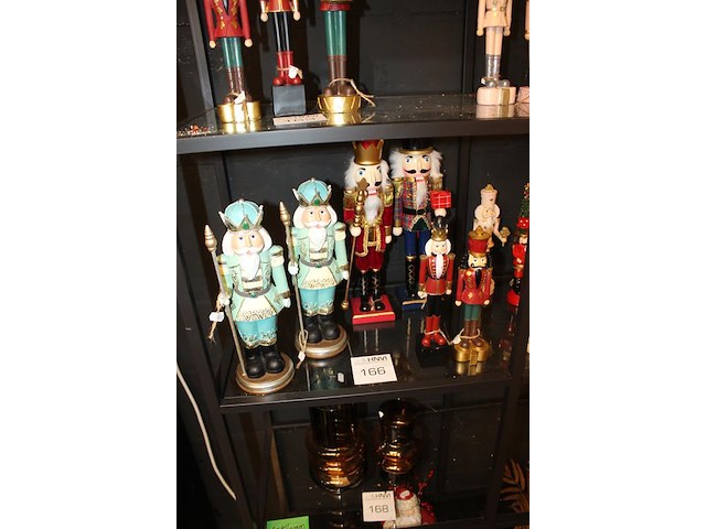 17 notenkrakkers op schap in diverse maten en uitvoeringen. - afbeelding 3 van  4