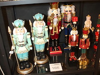 17 notenkrakkers op schap in diverse maten en uitvoeringen. - afbeelding 3 van  4