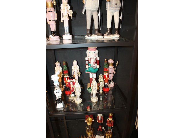 17 notenkrakkers op schap in diverse maten en uitvoeringen. - afbeelding 4 van  4