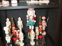 17 notenkrakkers op schap in diverse maten en uitvoeringen. - afbeelding 4 van  4