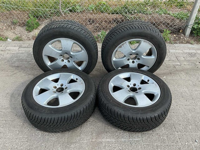 17” velg met vredestein band - 235/55 r 17 (4x) - afbeelding 1 van  8