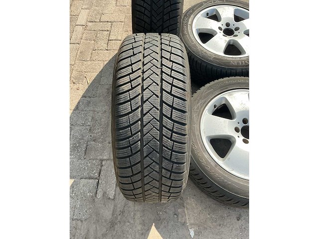 17” velg met vredestein band - 235/55 r 17 (4x) - afbeelding 8 van  8