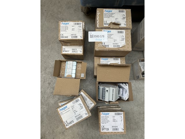 17x divers schakelmateriaal w.o. omschakelaar hager - afbeelding 1 van  7
