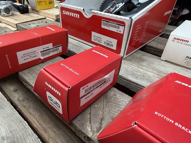 17x racefiets onderdelen w.o. trapstel, shifter set w.o. sram, mavic - afbeelding 17 van  18