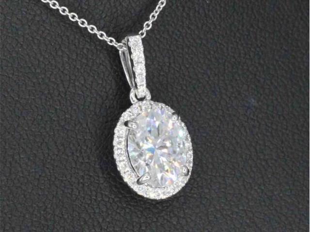 18 carat witgouden hanger met diamanten en een ovale briljant, excl. ketting - afbeelding 1 van  8