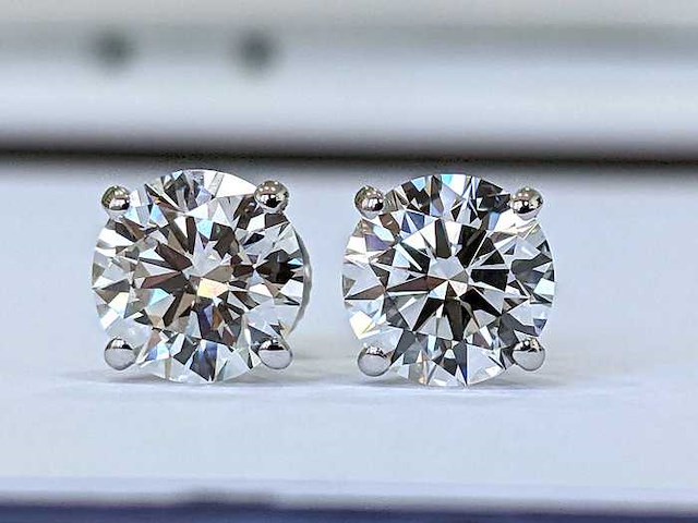 18 karaat witgouden oorstekers met 4,01 crt diamant - afbeelding 7 van  7