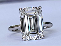 18 karaat witgouden ring met 7,68 crt. diamant