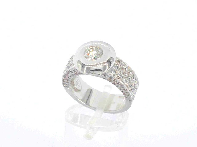 18 karaat witgouden ring met centrale briljant en pavé gezette briljanten - afbeelding 4 van  9