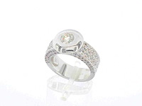 18 karaat witgouden ring met centrale briljant en pavé gezette briljanten - afbeelding 4 van  9