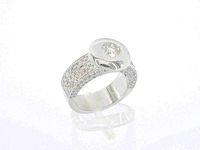 18 karaat witgouden ring met centrale briljant en pavé gezette briljanten - afbeelding 8 van  9