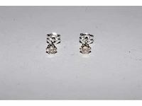 18 kt witgouden oorbel met natuurlijke diamant