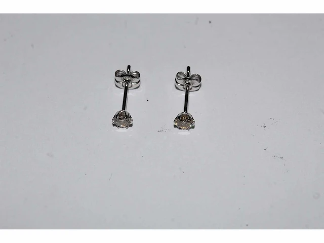 18 kt witgouden oorbel met natuurlijke diamant - afbeelding 3 van  4