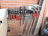 18 lijmklemmen in diverse lengtes w.o. 100 cm. - afbeelding 1 van  3