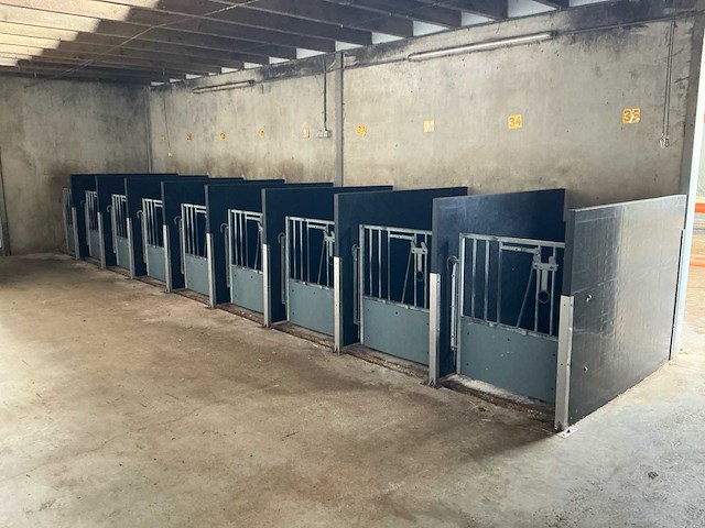 18 stuks kalverboxen – compleet systeem – met rvs en kunststof onderdelen - afbeelding 1 van  7