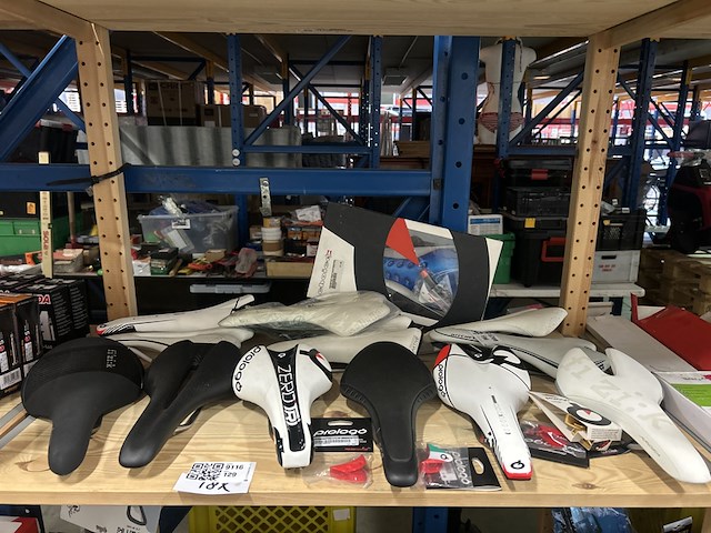 18x fietsonderdelen en accessoires w.o. racefietszadels w.o. prologo, fizik - afbeelding 1 van  10