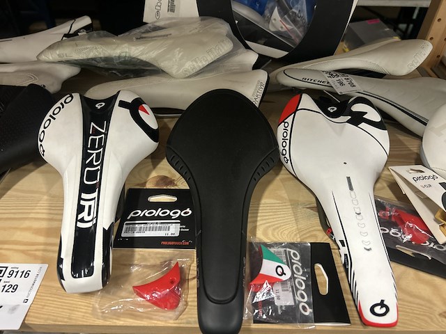 18x fietsonderdelen en accessoires w.o. racefietszadels w.o. prologo, fizik - afbeelding 3 van  10