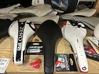 18x fietsonderdelen en accessoires w.o. racefietszadels w.o. prologo, fizik - afbeelding 3 van  10