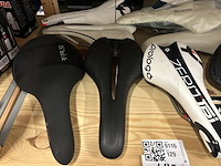 18x fietsonderdelen en accessoires w.o. racefietszadels w.o. prologo, fizik - afbeelding 4 van  10