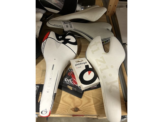 18x fietsonderdelen en accessoires w.o. racefietszadels w.o. prologo, fizik - afbeelding 6 van  10