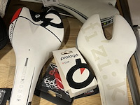 18x fietsonderdelen en accessoires w.o. racefietszadels w.o. prologo, fizik - afbeelding 6 van  10